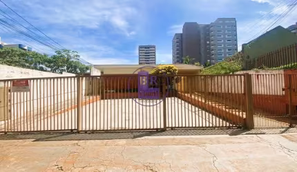 Casa térrea à venda com 12 quitinetes  no fundo.