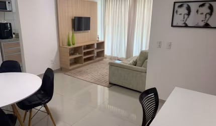 Apartamento beira-mar com 2 quartos totalmente mobiliado.