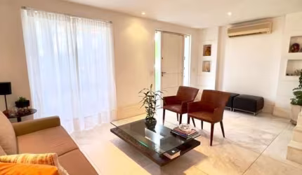 Casa na praia da Barra da Tijuca, Rio de Janeiro - 5 quartos, 1 suíte, 4 salas, 5 banheiros, 180m² de área. Venha conferir!