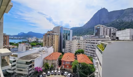 Apartamento à venda no Humaitá, rua Casuarina, Rio de Janeiro com vista Cristo Redentor. 3 quartos, 1 suíte, 3 salas, 4 banheiros, 1 vaga de garagem.