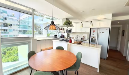 Apartamento à venda na Barra da Tijuca, RJ: 2 quartos, 1 suíte, 2 salas, 3 banheiros, 2 vagas, 111m². Venha conferir!