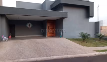 Casa a venda em condomínio fechado