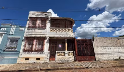 Casa antiga próximo a praça da concha acústica