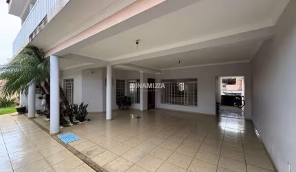 Casa à venda com, 3 suítes sendo uma master, com banheira e duas cubas, garagem para 4 carros, móveis planejados, área de lazer no Bairro de Lourdes - Uberaba - MG
