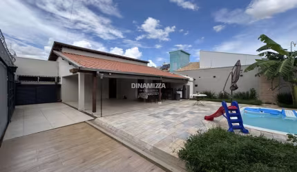 Casa à venda, com 3 suítes, sala para 02 ambientes, piscina aquecida, ampla área de lazer no Bairro Olinda - Uberaba/MG