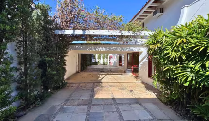 Casa à venda no centro da cidade com ótima localização, ótima para moradia ou escritório - Uberaba - MG