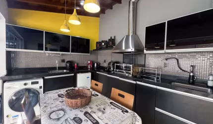 Linda casa de condomínio à venda no Parque Jambeiro
