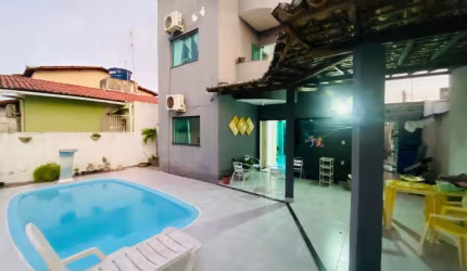 Casa duplex em condomínio com piscina a venda