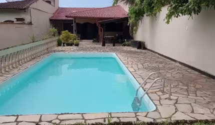 Casa com 2 dormitórios + casa de caseiro no litoral por R$ 450 mil