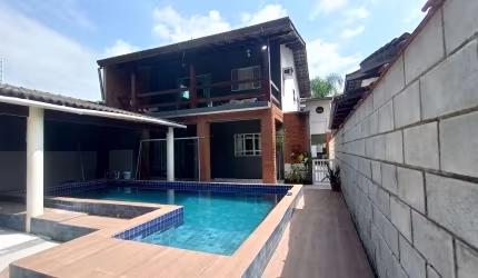LINDO SOBRADO COM 4 DORMITÓRIOS  E PISCINA
