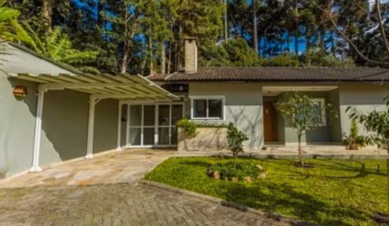 Casa em condomínio encantador, em um terreno de 1.000m2, no Butiatuvinha, Santa Felicidade.