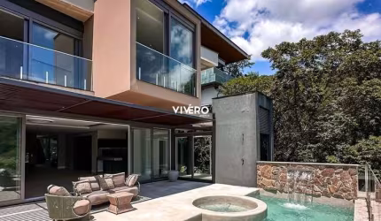 Casa no Condomínio Horizontal Praia Brava com 05 suítes, excelente localização n