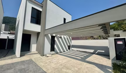 Casa 03 dormitórios em condomínio fechado - Bairro Ressacada, Itajaí