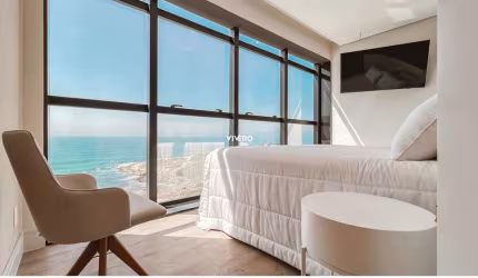 Cotas de quarto de hotel de alto padrão, frente mar, com área de lazer completa