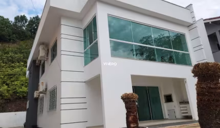 Linda casa na Praia dos amores em Balneário Camboriú com 05 dormitórios