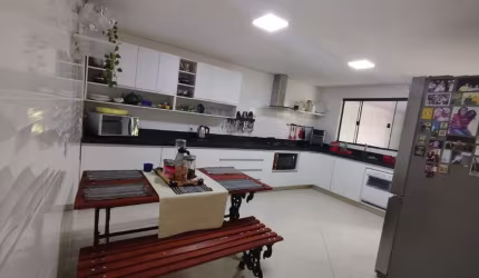 A&M IMÓVEIS VENDE EXCELENTE CASA NO SETOR DE MANSÕES