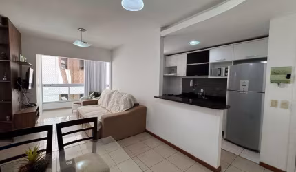Vendo ótimo apartamento de 2 quartos com suíte próximo ao mar, com varanda
