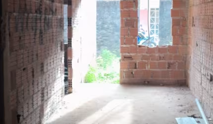 vendo uma casa em construção.