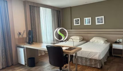 Mobiliado com cama dupla, guarda-roupa, escrivaninha, cadeiras e TV