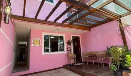 Atlântica Imóveis tem excelente casa com 3 dormitórios à venda por R$ 550.000 - Jardim Vitória - Macaé/RJ.