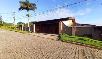 Casa Ampla com 6 Quartos, Piscina e 520m² no Colinas por R$ 650.000