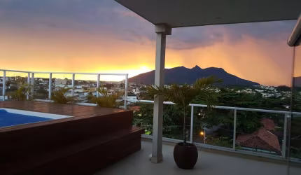 cobertura com 3 dormitórios à venda por R$ 950.000, localizada no bairro Extensão do Bosque, Rio das Ostras/RJ. Com 255 m² de área útil, o imóvel cont