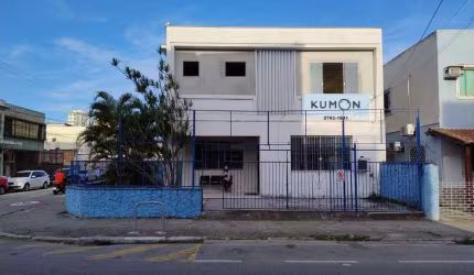 Atlântica Imóveis tem exelente casa para locação no valor de R$3500,00 no bairro Centro- Macaé- RJ.