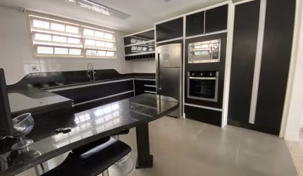Casa térrea reformada, com edícula e churrasqueira em Capoeiras