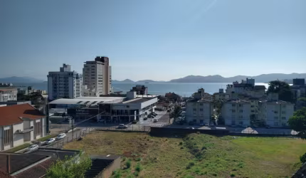Terreno com vista mar em condomínio fechado de alto padrão no Estreito