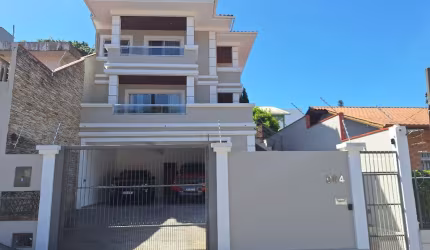 CASA COM 4 DORMITÓRIOS SENDO 2 SUÍTES - MOBILIADA - MONTADA - CLIMATIZADA - 4 VAGAS DE GARAGEM - ESPAÇO GOURMET