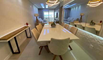 Apartamento de 3 dormitórios reformado com vista mar em Barreiros