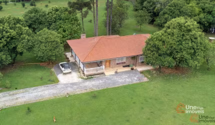 Encante-se com Esta Linda Chácara à Venda  Seu Refúgio na Natureza!