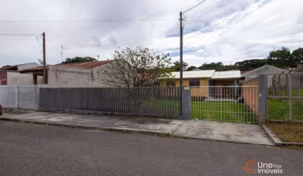 OPORTUNIDADE ÚNICA! CASA DE MADEIRA EM REFORMA EM TERRENO DE 400M², A 5 MINUTOS DO CENTRO