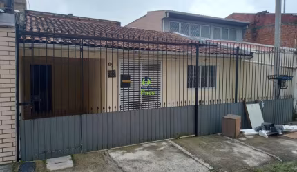 Casa com 3 quartos para alugar no Cajuru, Curitiba  por R$ 1.700