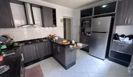 Aluga-se Sobrado 4 Dormitórios 5 vagas de Garagem com Salão em cima no Jd Bela Vista - Com piscina