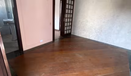 Sobrado de 3 andares com 500m². São 10 ambientes versáteis, sendo 3 com banheiro privativo