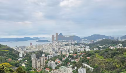 Terreno a venda em Santa Teresa com aproximadamente 15.000 m² de área e 7.000 m² de área construída. Rua Almirante Alexandrino