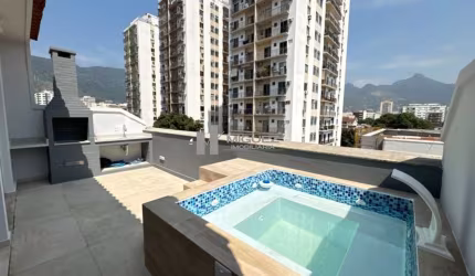 Cobertura linear completamente reformada e projetada por arquiteto. 3 quartos com vaga na escritura. Condomínio bem administrado.