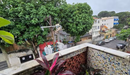Cobertura a venda em Santa Teresa, Rio de Janeiro, localização espetacular, próximo ao icônico Largo das Neves. Imóvel original 3 quartos, sendo um quarto aberto para expansão da sala, banheiro social