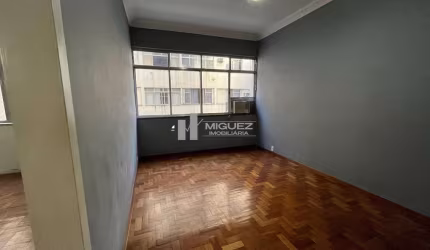 Excepcional apartamento à venda na Praça Afonso Pena - Tijuca. Sala, 2 quartos, com suíte, banheiro e uma incrível área externa  equipada com teto basculante. Possibilidade de vaga de garagem.