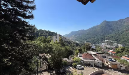 Excepcional casa triplex com 4 quartos, churrasqueira e piscina no Alto da Boa Vista