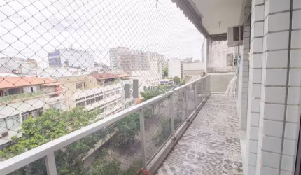 Vendo apartamento na rua Dr. Satamini. Varanda 4 quartos.