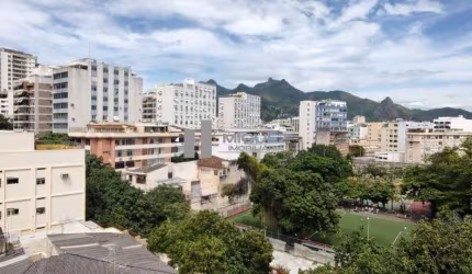 COBERTURA MARAVILHOSA A VENDA NO CORAÇÃO DA TIJUCA - RUA DESEMBARGADOR IZIDRO - VARANDA, SALA EM 2 AMBIENTES, 2 QUARTOS SENDO 1 SUÍTE, 1 BANHEIRO SOCIAL, COPA COZINHA, DEPENDÊNCIAS COMPLETAS, SALÃO, T