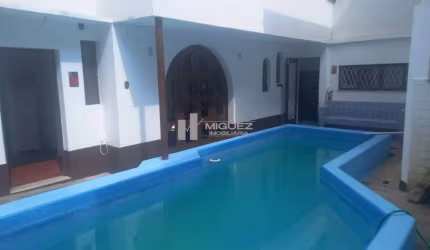 Casa a venda na Rua Itabaiana, Grajaú,  5 quartos, sendo 1 suíte, piscina, 2 vagas de garagem, 898 mil- Rio de Janeiro