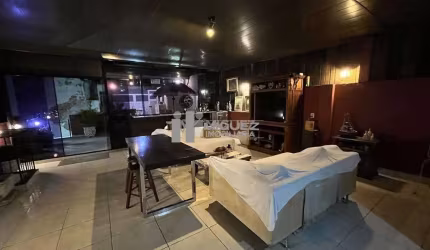 Vendo casa rua do Matoso. 2 qts, terraço e uma loja enorme no térreo