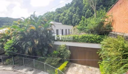 Espetacular casa à venda duplex salão em em 4 ambientes, escritório, 4 quartos, garagem para 3 carros com 440m² de área útil no Alto da Boa Vista!  Localizada na Rua da Selva, abraçada pela Floresta d