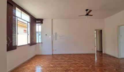 A venda apartamento na rua Citiso, junto a praça Del Vecchio, 2 quartos, suíte.