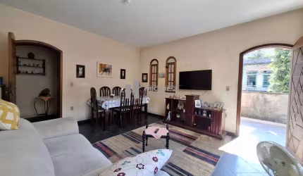 Casa com 2 quartos, sendo 1 suíte e excelente área externa na rua Torres Homem, no bairro de Vila Isabel