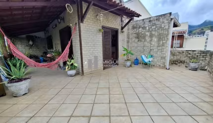 RUA DONA DELFINA, ÁREA NOBRE , COBERTURA LINEAR, VARANDÃO, 3 QUARTOS, 1 SUÍTE, DEPENDÊNCIA COMPLETA.