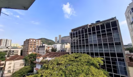 Aparatamento a venda na Zona Sul, composto por 3 quartos, 2 banheiros, 1 suíte, 2 vagas e rua com segurança 24 horas.